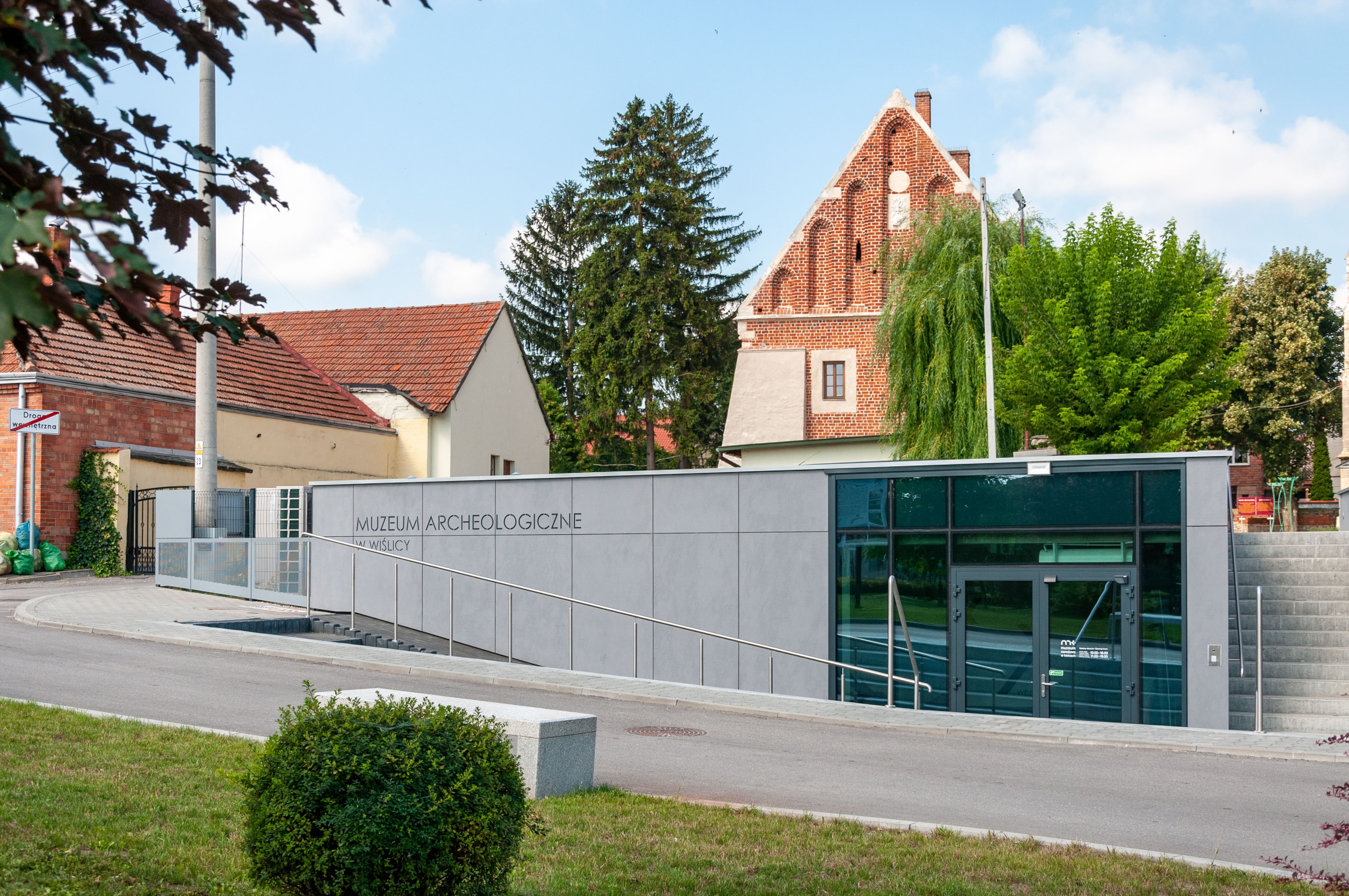 Muzeum Archeologiczne w Wiślicy (źródło: https://commons.wikimedia.org/wiki/File:Wi%C5%9Blica_Salt_Square_DSC7227.jpg)