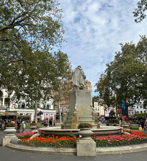 Pomnik Szekspira na samym środku placu