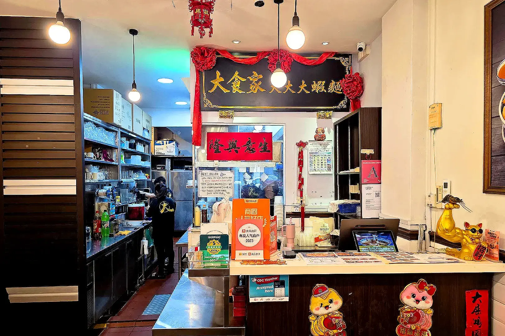 Da Shi Jia Big Prawn Mee Singapore interior and traditional Chinese noodle shop counter