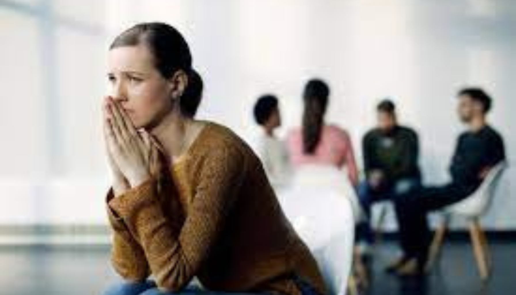 Kvinne i samtalegruppe – tålmodighet og oppfølging i startfasen.