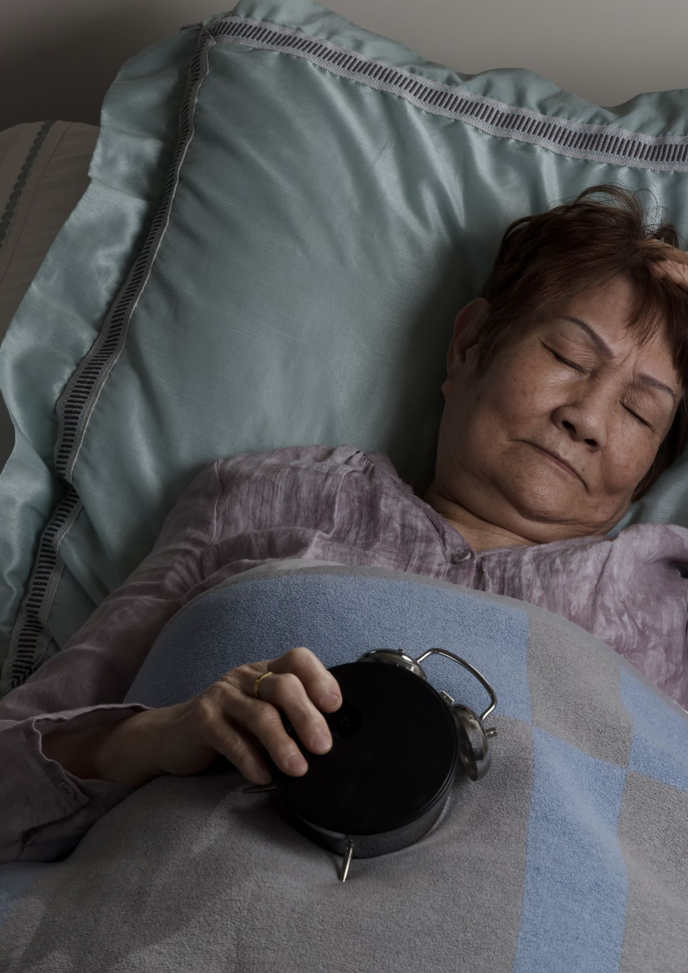 woman sleeping with restlessleg syndrome