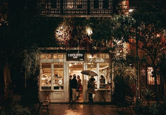Vista noturna da fachada do Degusto Café. Foto: Reprodução: instagram.com/degustocafe/