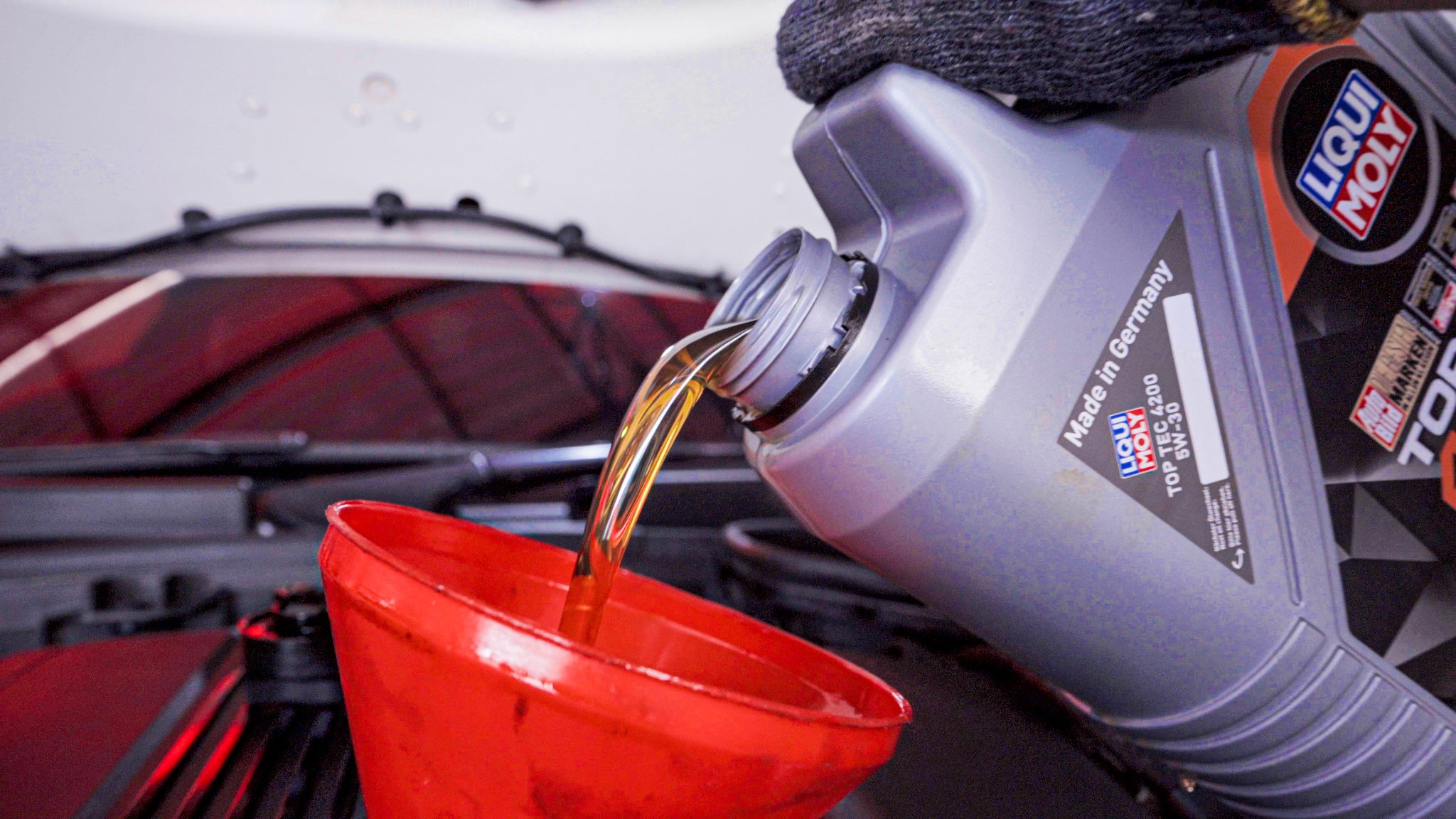 Refill the new oil into the Mercedes engine and make sure you are not overfilling the oil tank