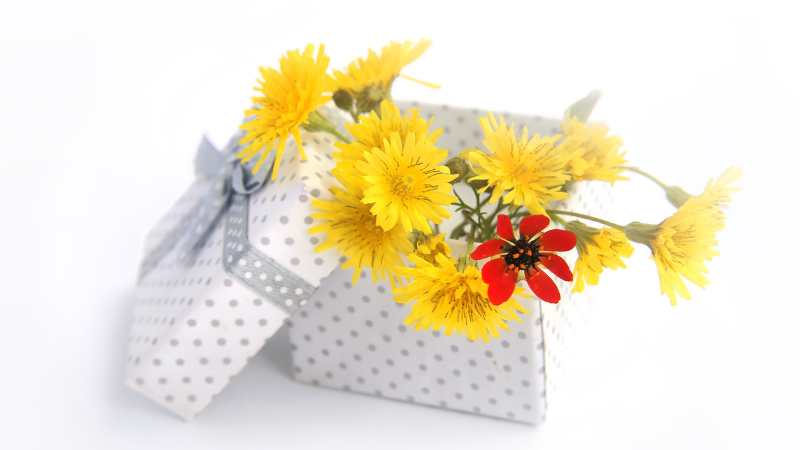 A fluctuating gift box with flowery decorations inside
