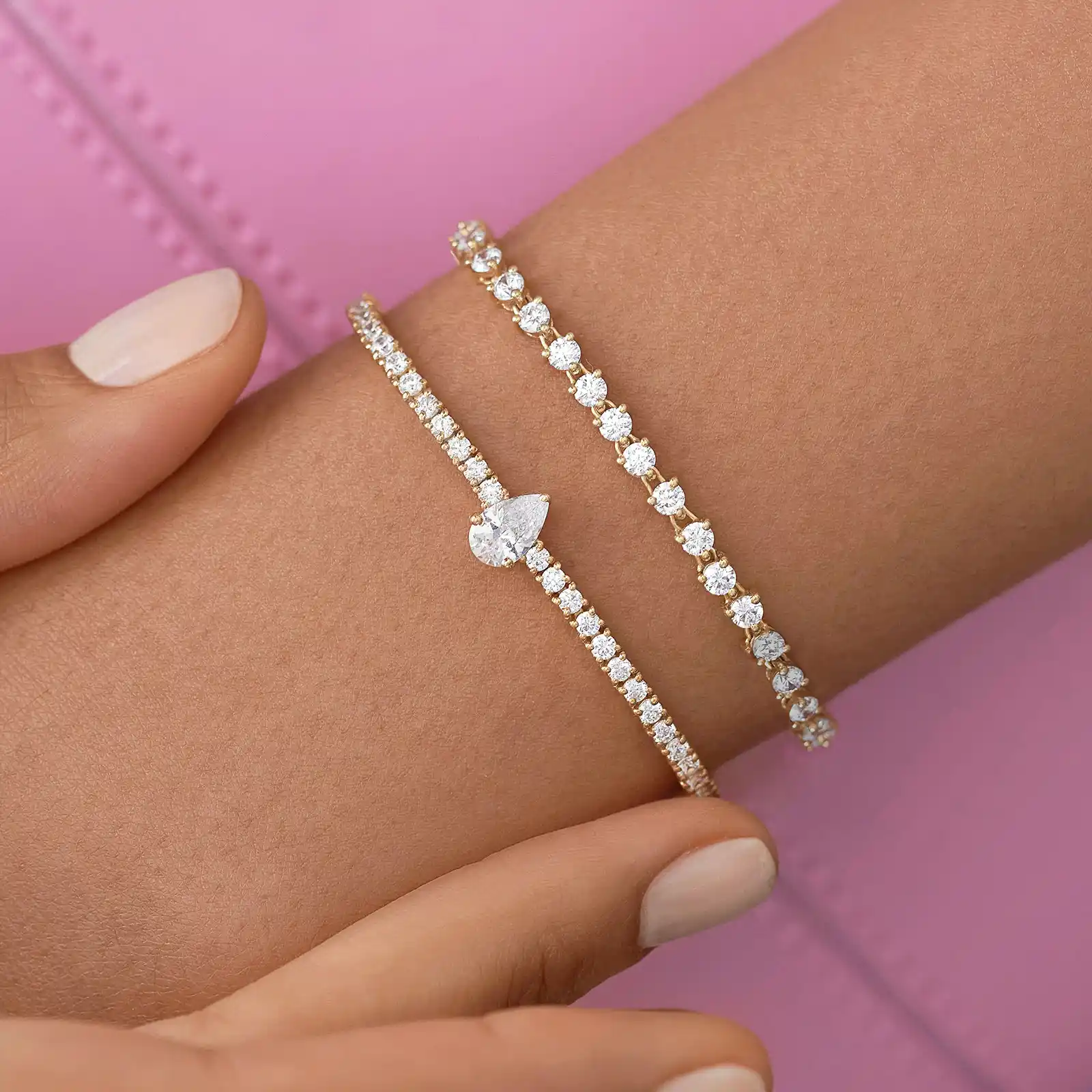 Squisiti gioielli da sposa che presentano due bracciali da sposa con dettagli intricati e diamanti scintillanti, ideali per qualsiasi stile di matrimonio.