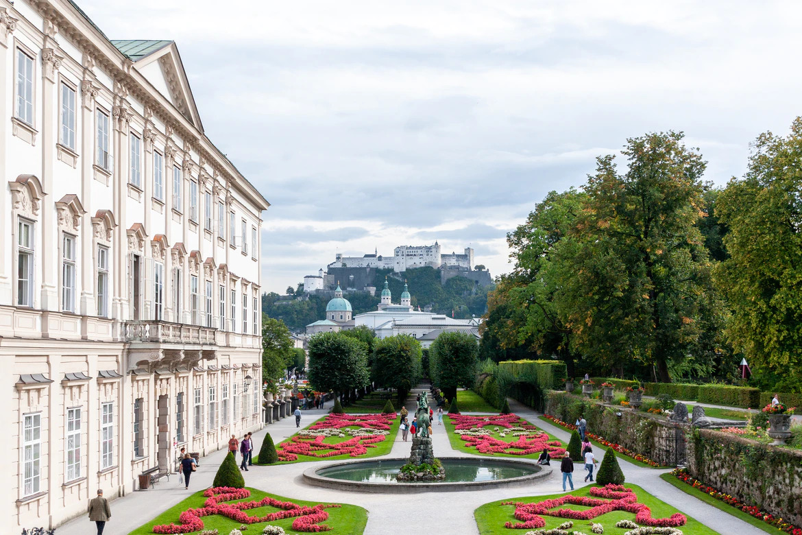 Jeder kennt die Geschichte des kleinen Wunderkindes Wolfgang Amadeus Mozart und auch seine Heimat. Die Rede ist von der beeindruckenden Stadt Salzburg. Neben zahlreichen historischen Bauten, kommen auch Freunde der Natur dort voll und ganz auf Ihre Kosten. 
