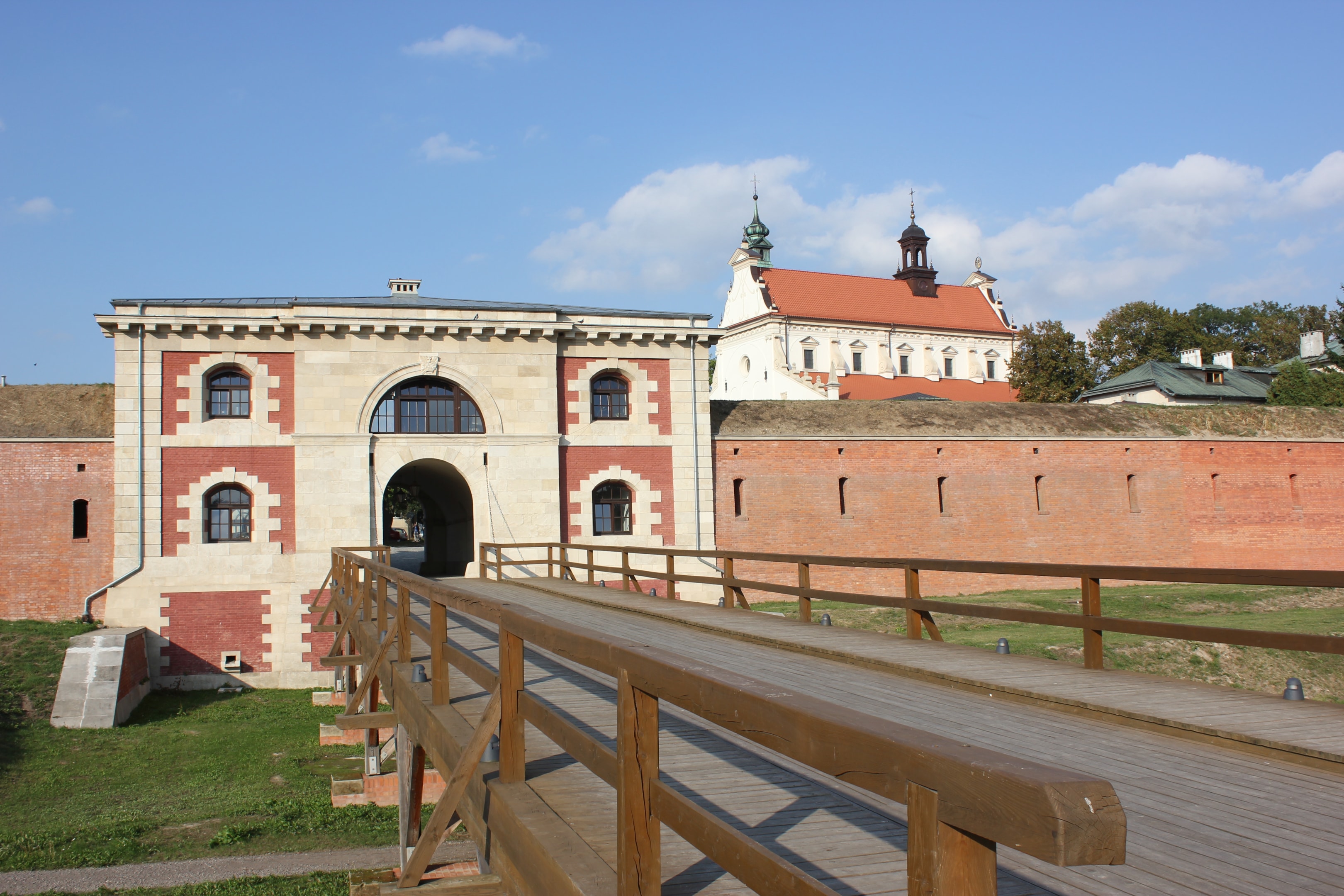 Brama Szczebrzeska w Zamościu (źródło: https://commons.wikimedia.org/wiki/File:Zamosc_Brama_Szczebrzeska_1.jpg)