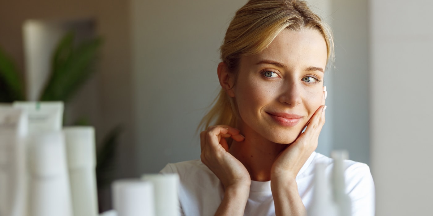 Kurkuma für die Haut - Eine Fau behandelt ihr Gesicht regelmäßig mit einem Serum, das Curcumin als Inhaltsstoff emthält.