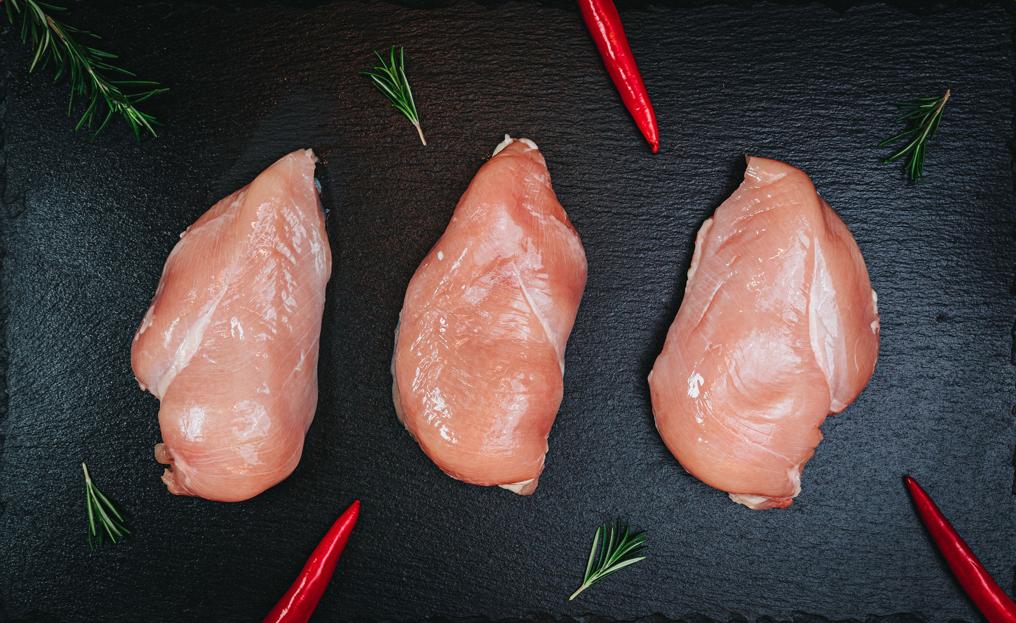 En illustration af en helstegt kylling med sprødt skind og krydderurter
