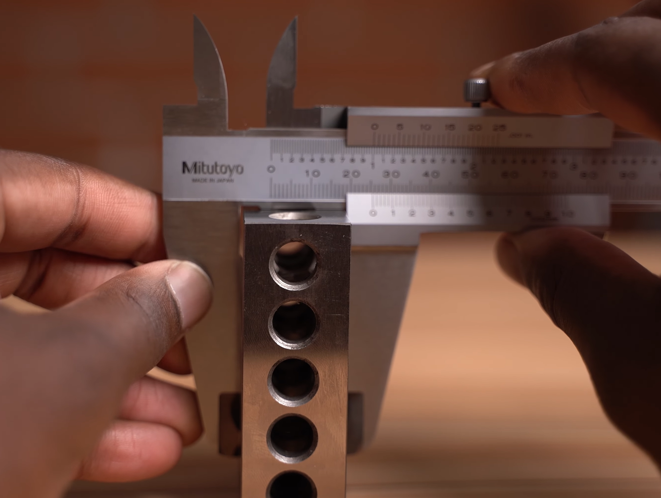 mitutoyo caliper measuring the 1 inch block