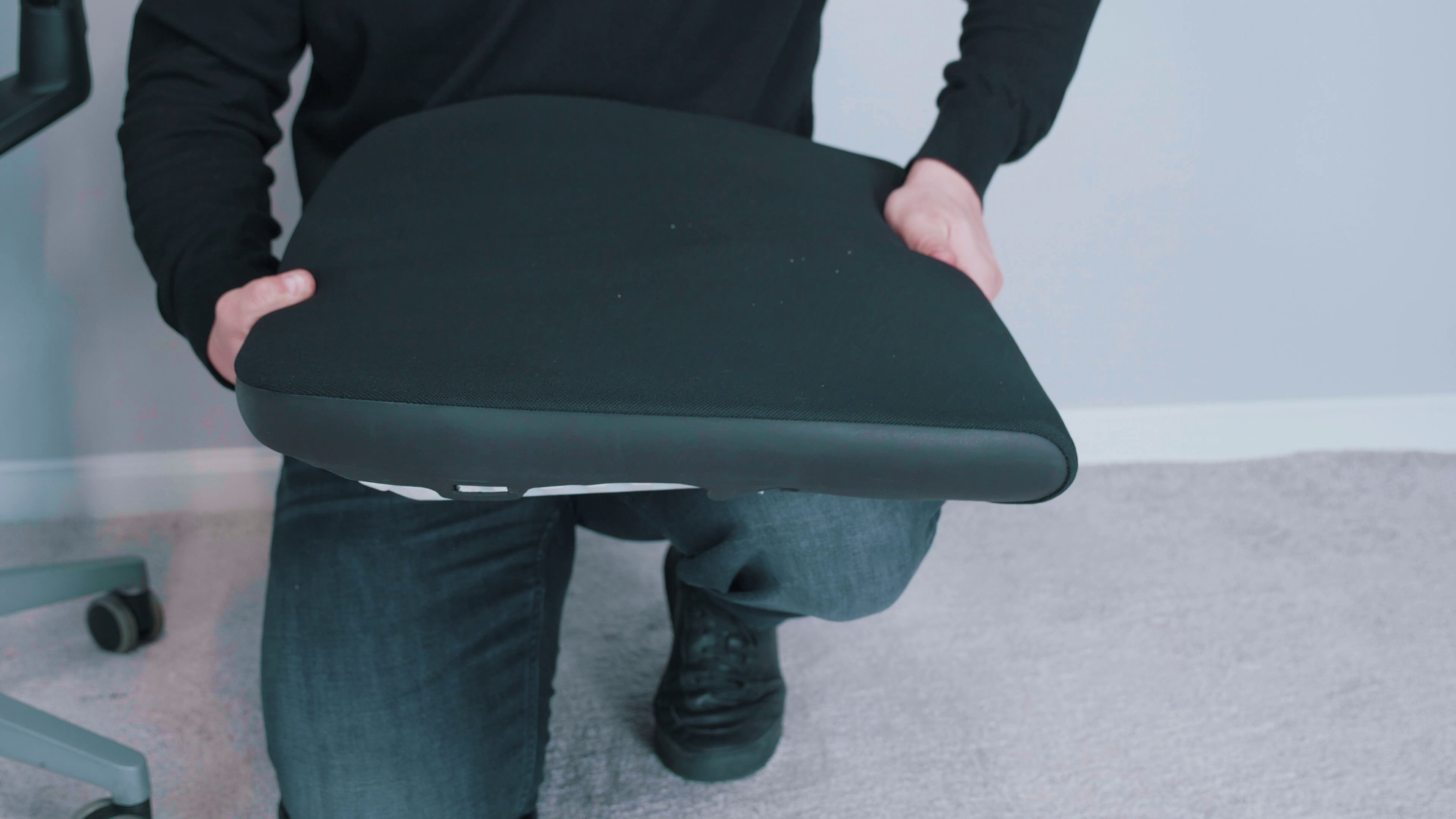 Recenzja fotela biurowego Steelcase Gesture – czy to naprawdę voted best office chair? 3 Miękkość siedziska Steelcase Gesture. Źródło: Brastech