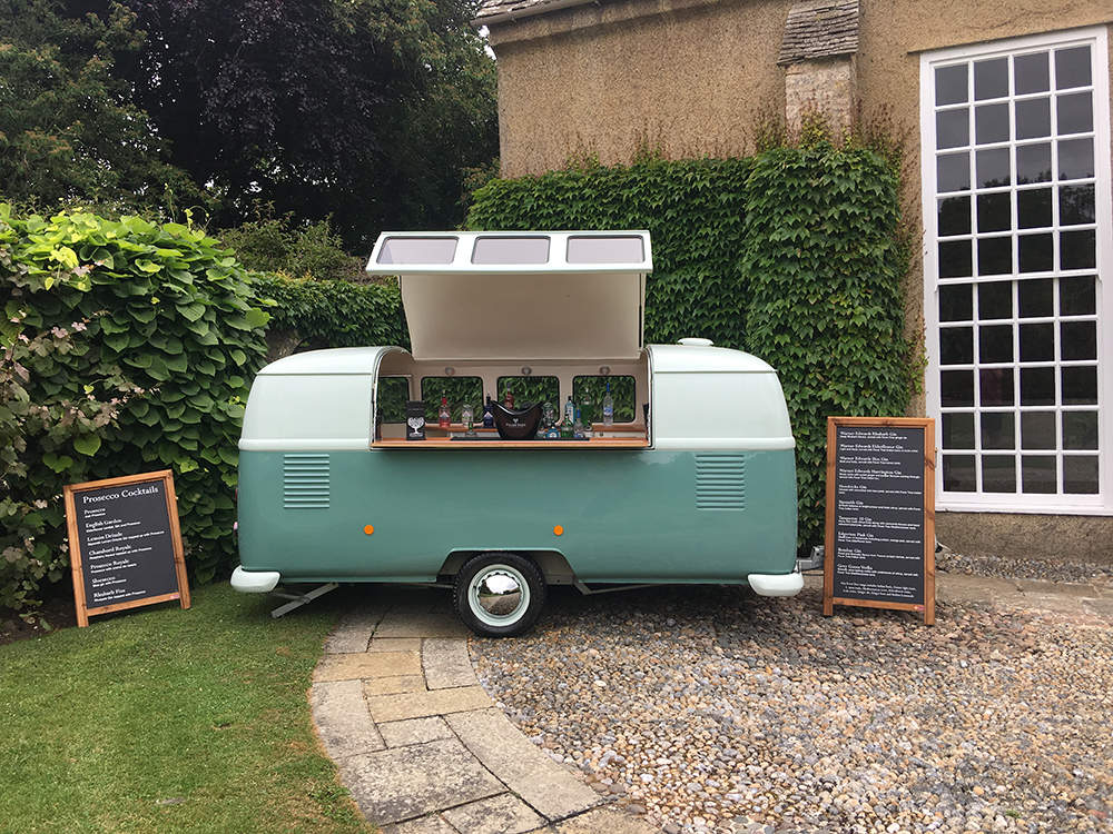 How To Choose a Mobile Bar Hire For Garden Party? -