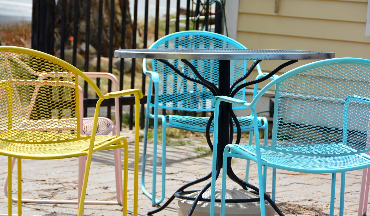 Remove rust from iron garden furniture - colourful metal garden table and chairs - turquoise and yellow - rust resistance paste wax - spring garden