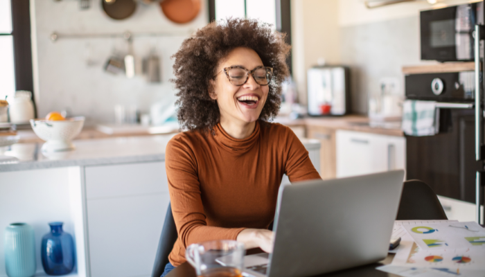 Usa tu correo electrónico de empresa para crear una cuenta o unirte a la cuenta de Airbnb de tu empresa.