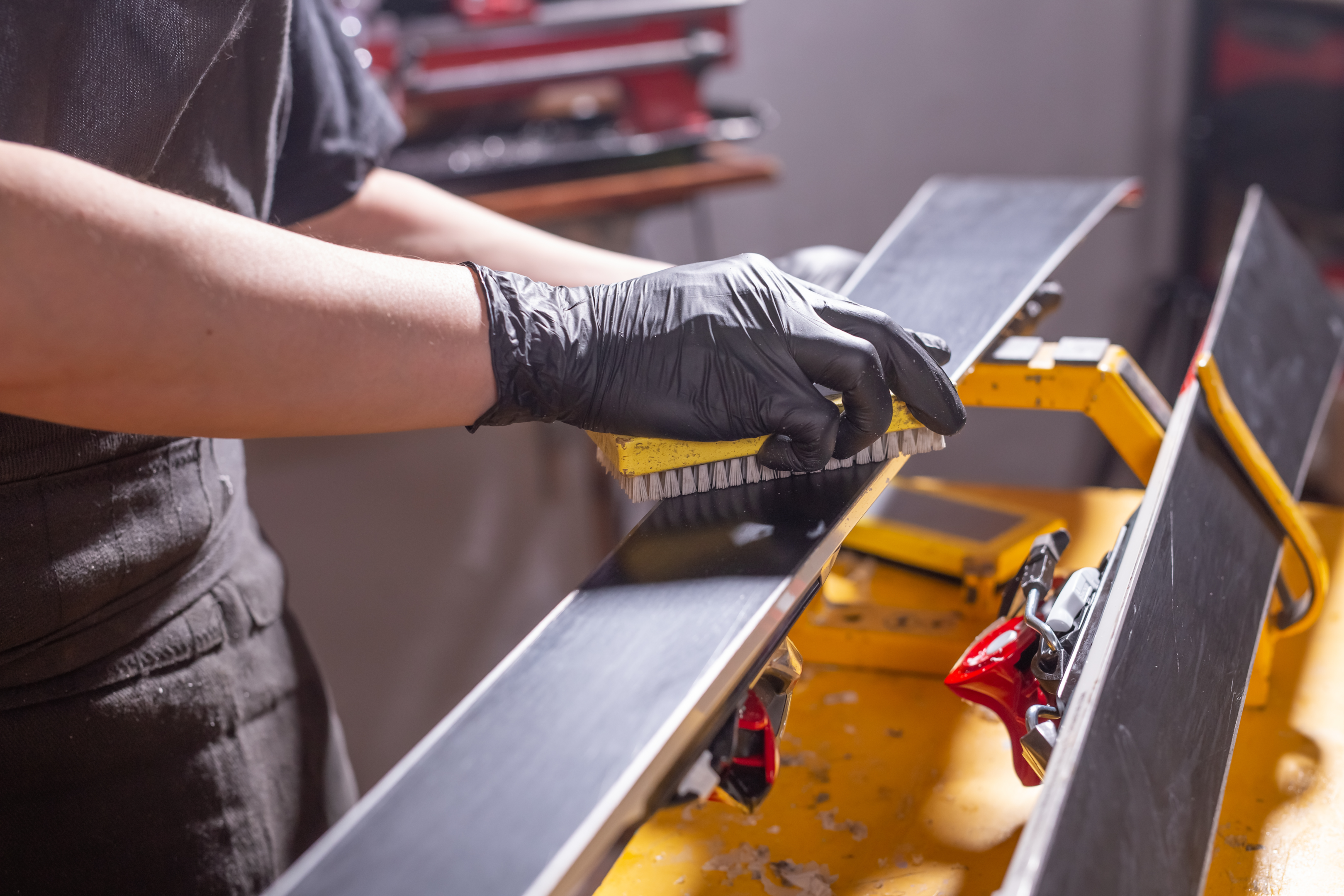 Learn how to wax skis like a pro in 9 steps 3 Using a brush to polish skis.