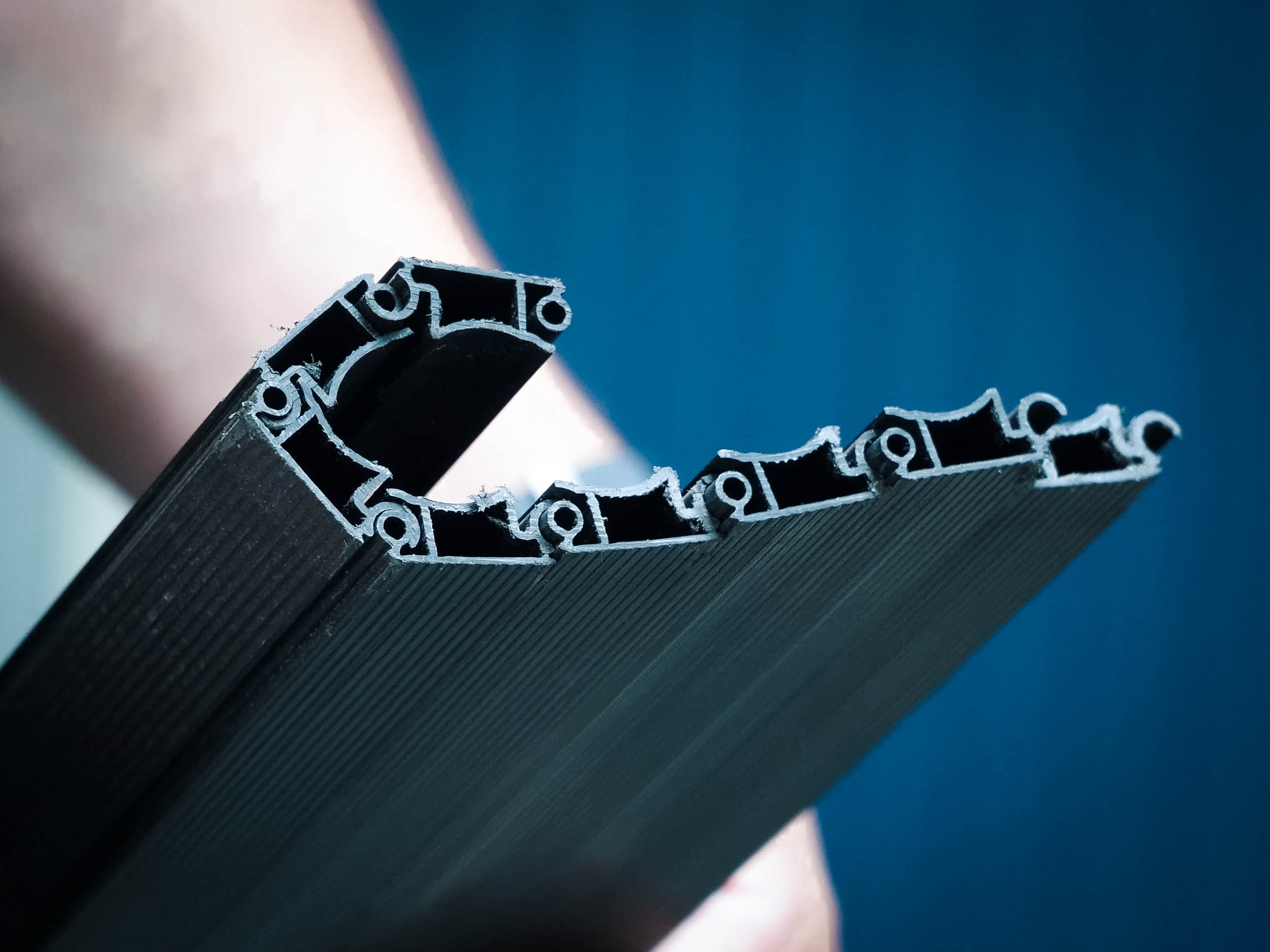 Szafa żaluzjowa – którą wybrać? Z roletą z tworzywa, aluminium czy metalu? 3 Struktura rolety z tworzywa. Źródło: Brastech