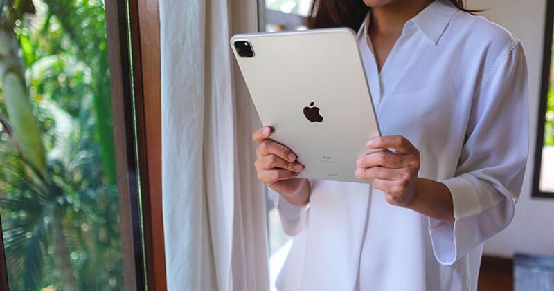 The iPad became another defining chapter in Apple’s resurgence, helping expand the company’s ecosystem beyond traditional computing.