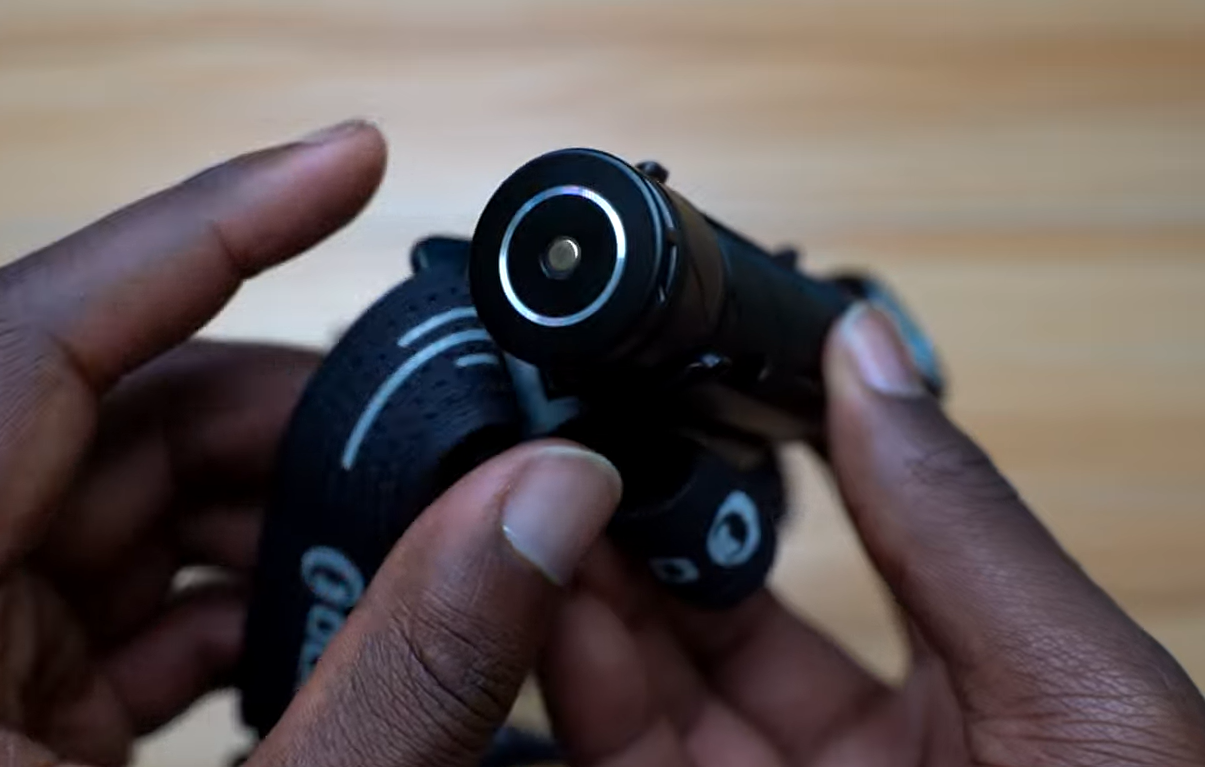 Olight Perun 3 magnetic charging system