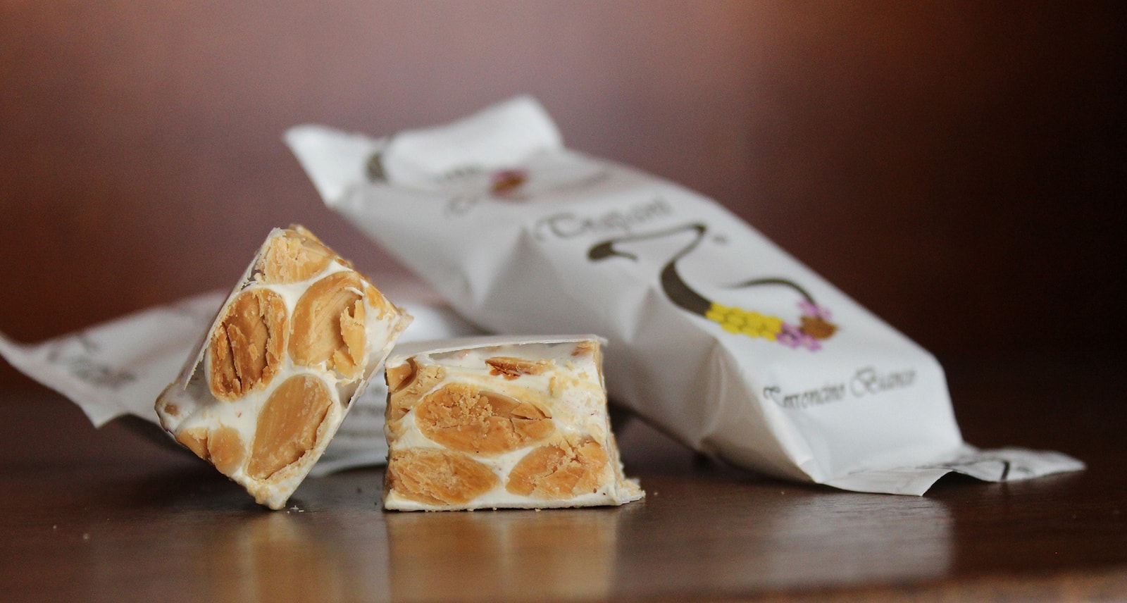 Un'immagine che rappresenta le origini del torrone siciliano con mandorle e pistacchi.