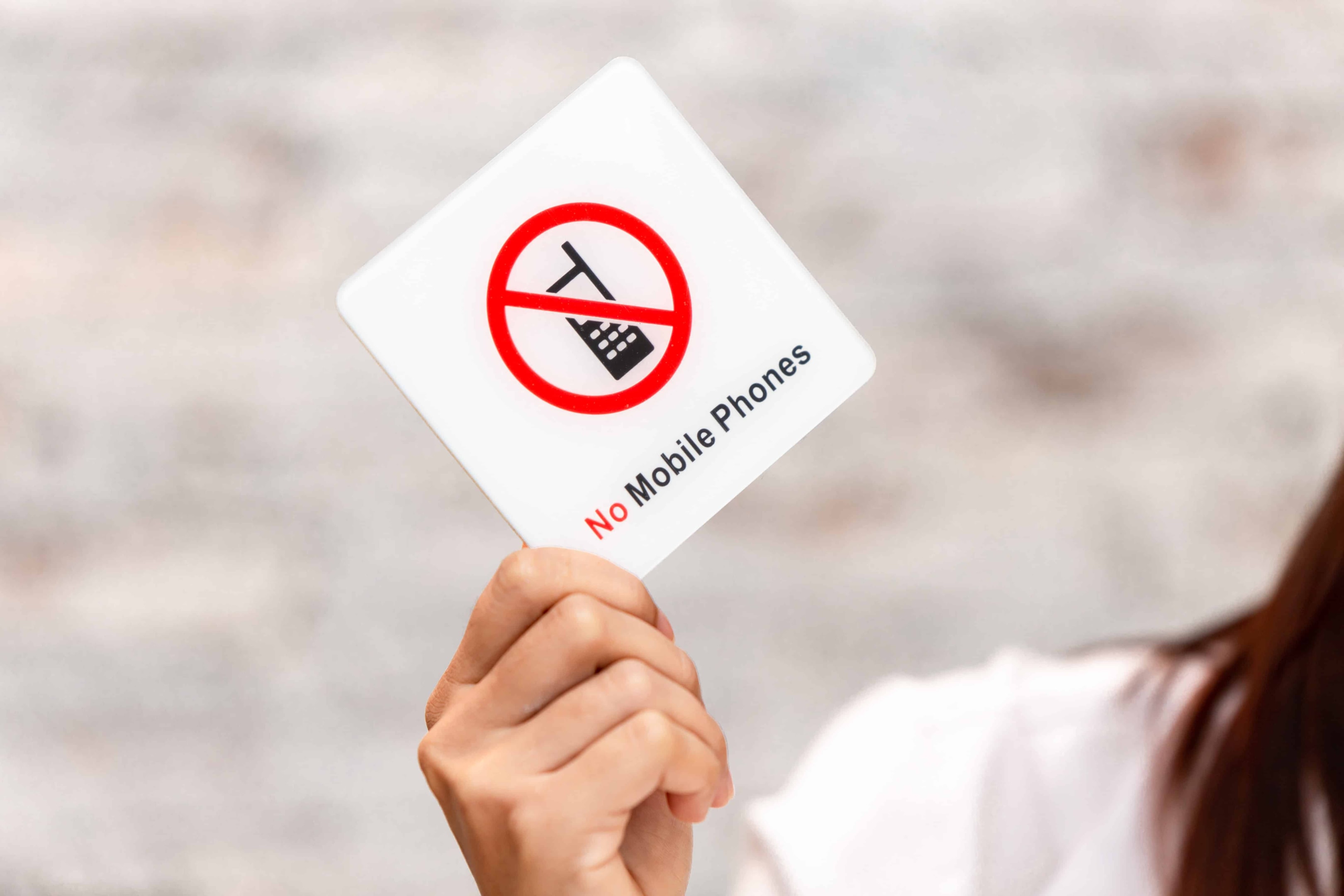 A sign that says no mobile phones