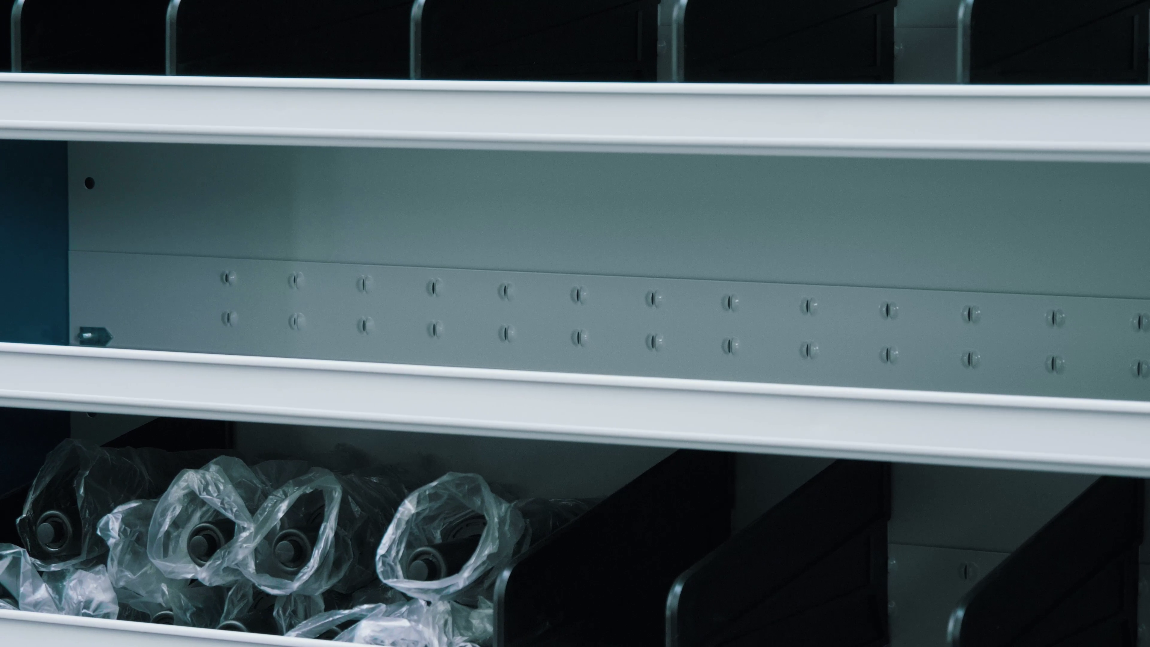 Regał z pojemnikami – kompletny przewodnik po systemach przechowywania do magazynu, warsztatu i domu 4 Wypusty umożliwiające pozycjonowanie przegród. Źródło: Brastech