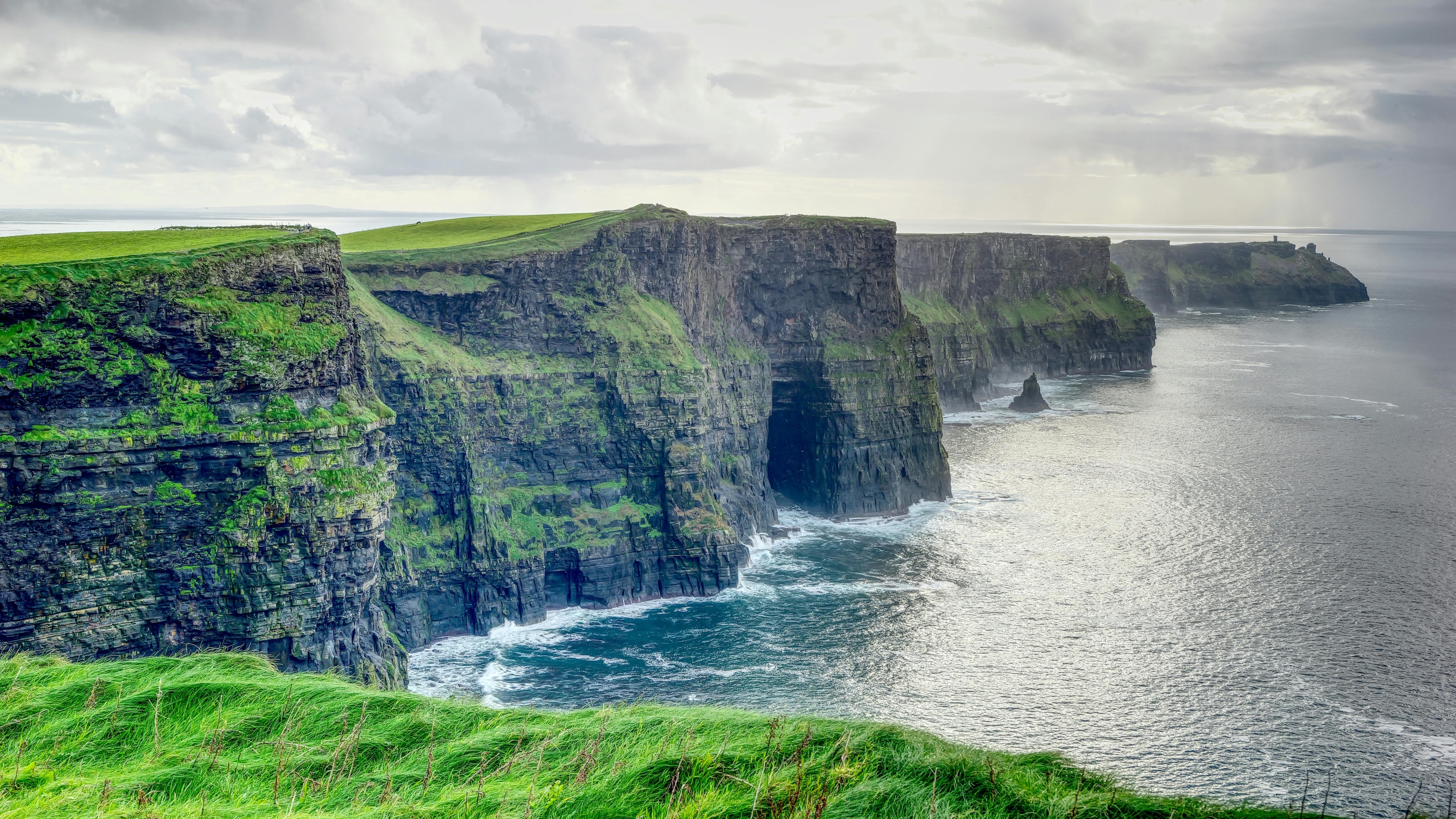 If you're wondering what to pack for Ireland as an international student, this guide covers all the essentials for Foundation Year students—from weather-ready clothes to smart tips that help you prepare for university life with confidence.
