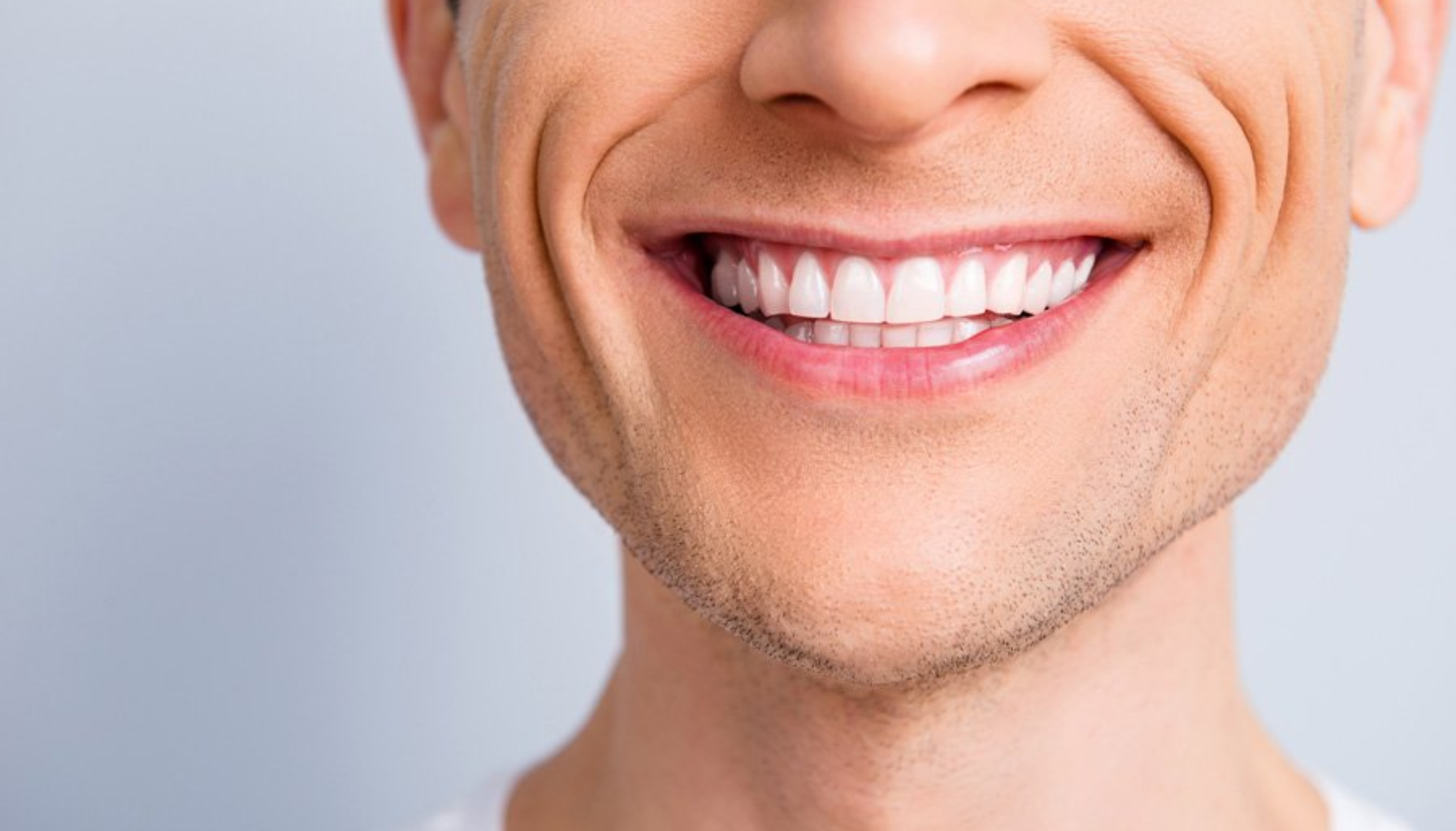 Nærbilde av smilende munn med hvite, rette tenner og lett skjeggstubb rundt leppene. tennene flytter på seg voksen alder tennene flytter baksiden av tennene tennene tendens til å gå hos voksne lang tid bevege seg tilbake tenner gjør at tannen bak tennene gå tilbake tennene dine hos barn mer utsatt åpent bitt tannregulering regulering flytter tannen hos får periodontitt tid tannstillingen behandling flytte alderen tann mer tanngnissing tilbake flere gjøre voksne viktig helt økt naturlig litt ofte mellomrom streng kjevebeinet tannlegen andre hele kjeven under trangstilling derfor hjelpe føre livet fast usynlig dersom fleste god posisjon brukes behandlingen reguleringen tidlig barn tannkjøttet fører skader bak bittfeil vokser gjør finnes refusjon feil gir natten festet godt bruke