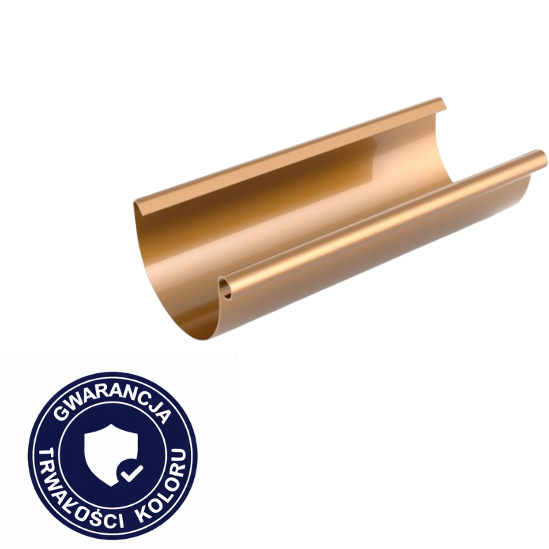 Na zdjęciu widać przykładowy element systemu rynnowego PVC, który zapewnia skuteczne odprowadzenie wody deszczowej. Rynny dachowe oraz leje spustowe są estetycznie dopasowane do struktury budynku, co gwarantuje trwałość i odporność na warunki atmosferyczne