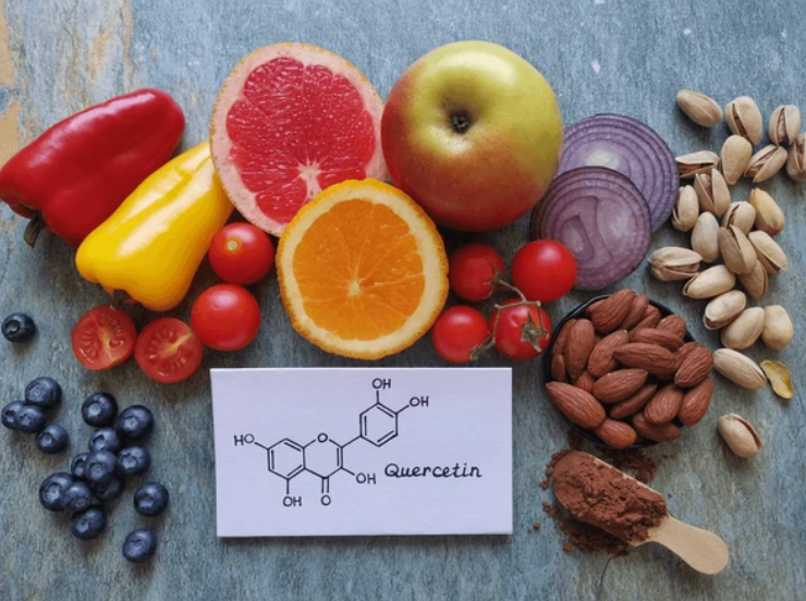 An illustration depicting quercetin supplements and their relation to allergic reactions.