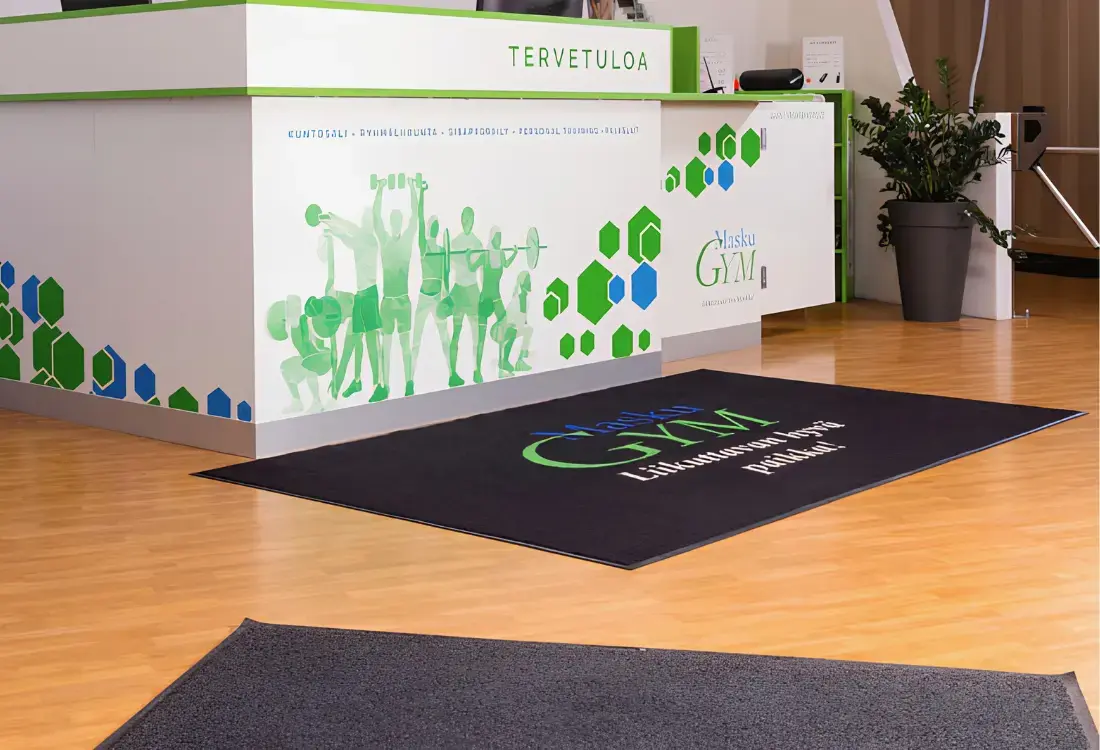 Logomatto antaa asiakkaille hyvän ensivaikutelman ja pitää tilat siisteinä.Kuvassa salin logomatto, joka tukee yrityksen visuaalista ilmettä ja parantaa brändin tunnettuutta.