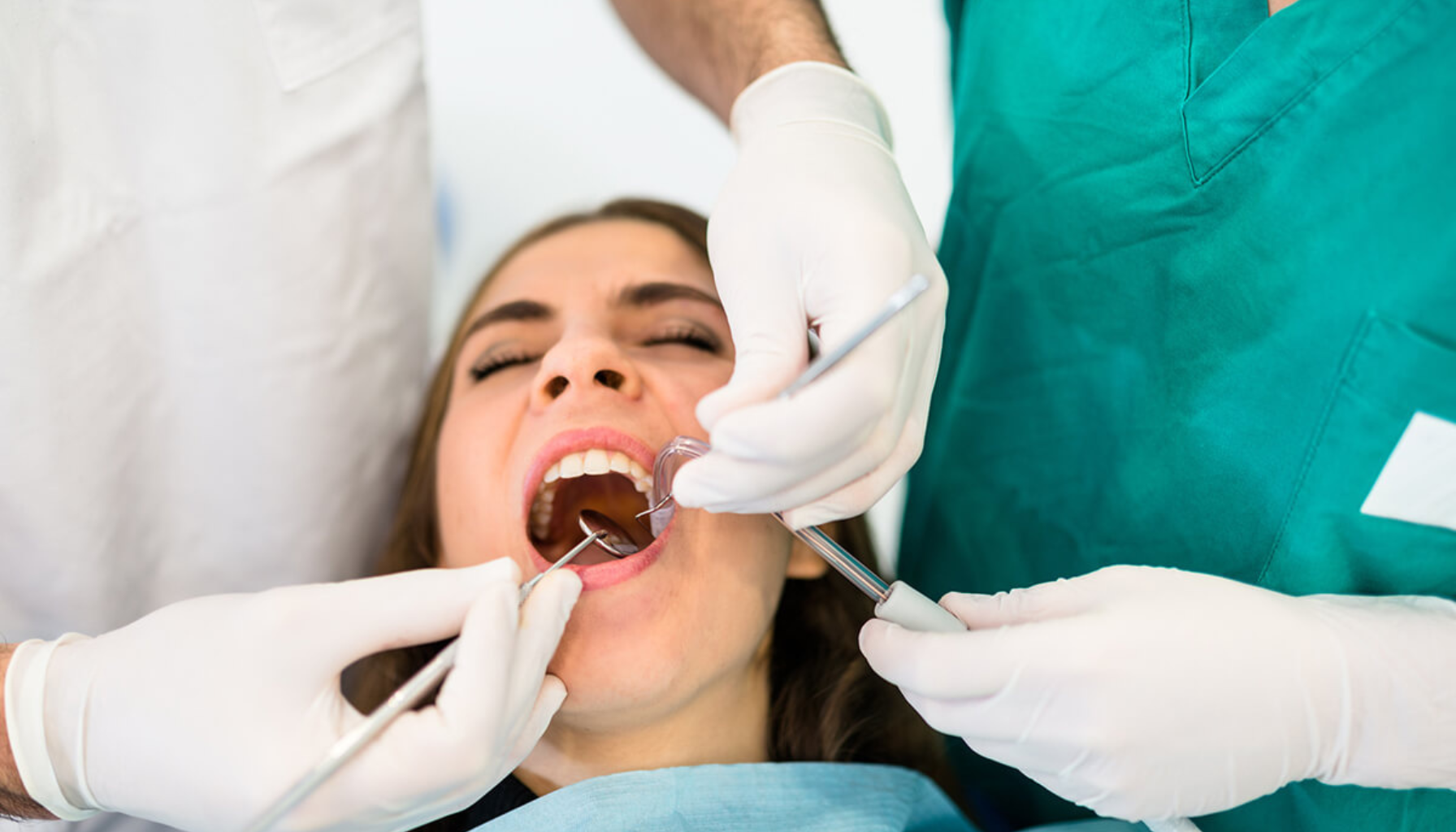 Tannlege undersøker munn – akuttbehandling ved brudd.
