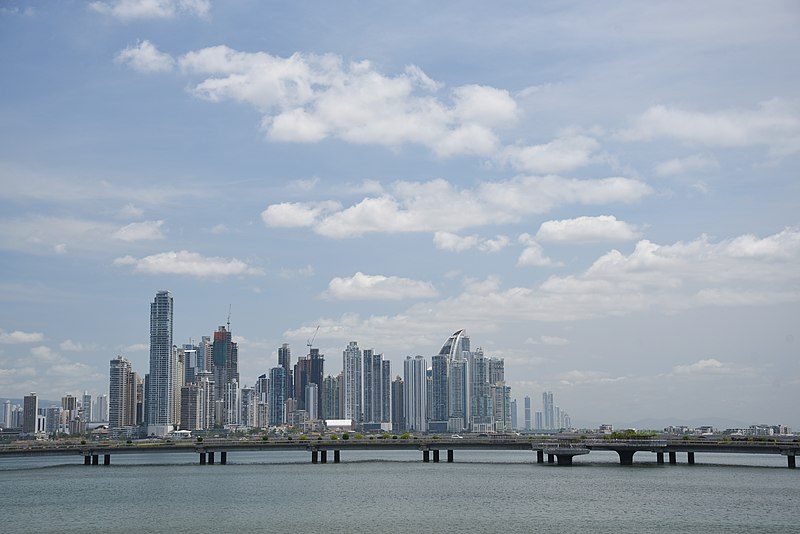 Uno de los puentes que cruzan el Canal de Panamá a su paso por la capital.