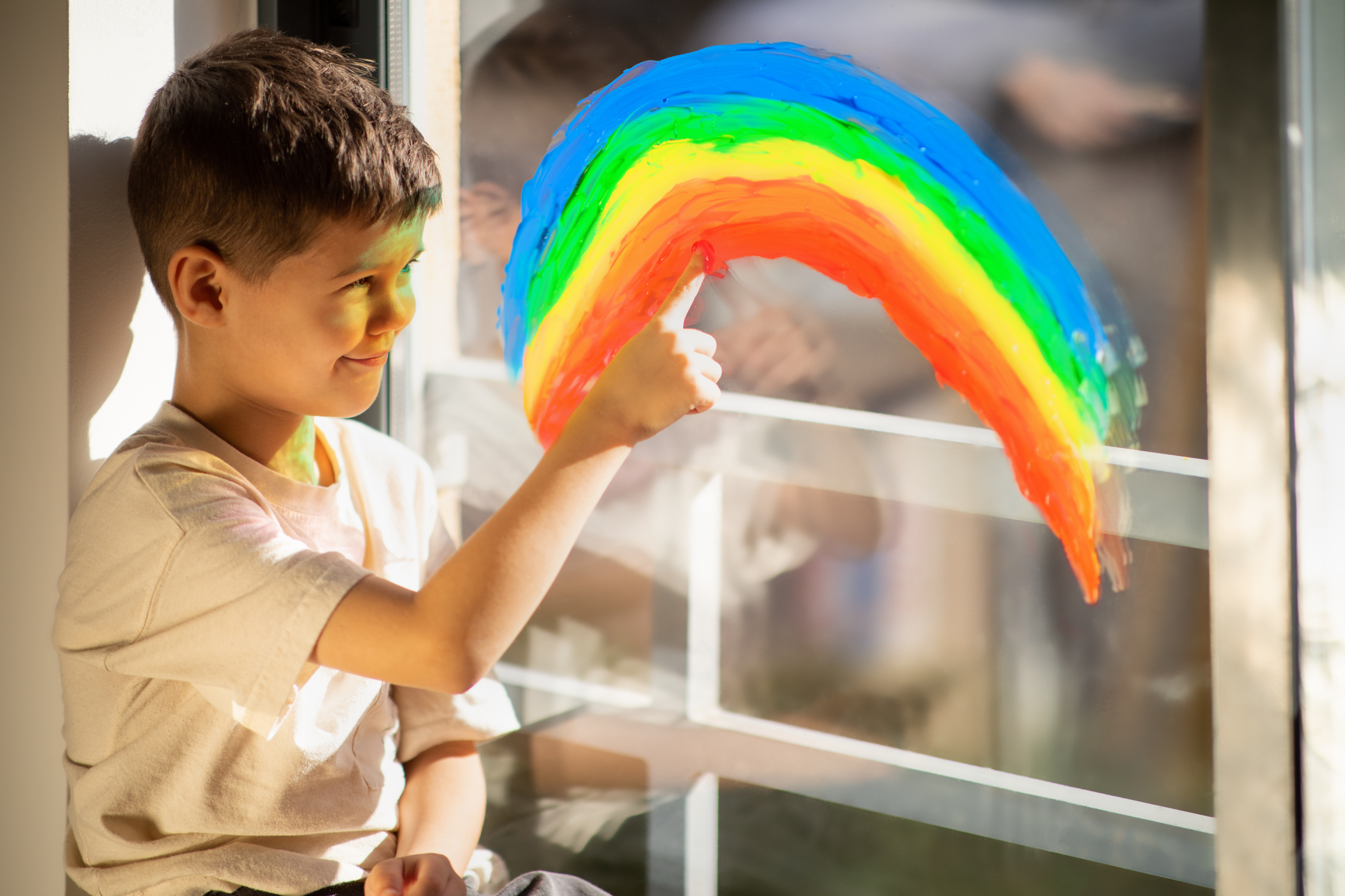 Art sur toile - Chambre d'enfant (https://elements.envato.com/cheerful-small-european-boy-draws-rainbow-with-fin-R7KVV7N)