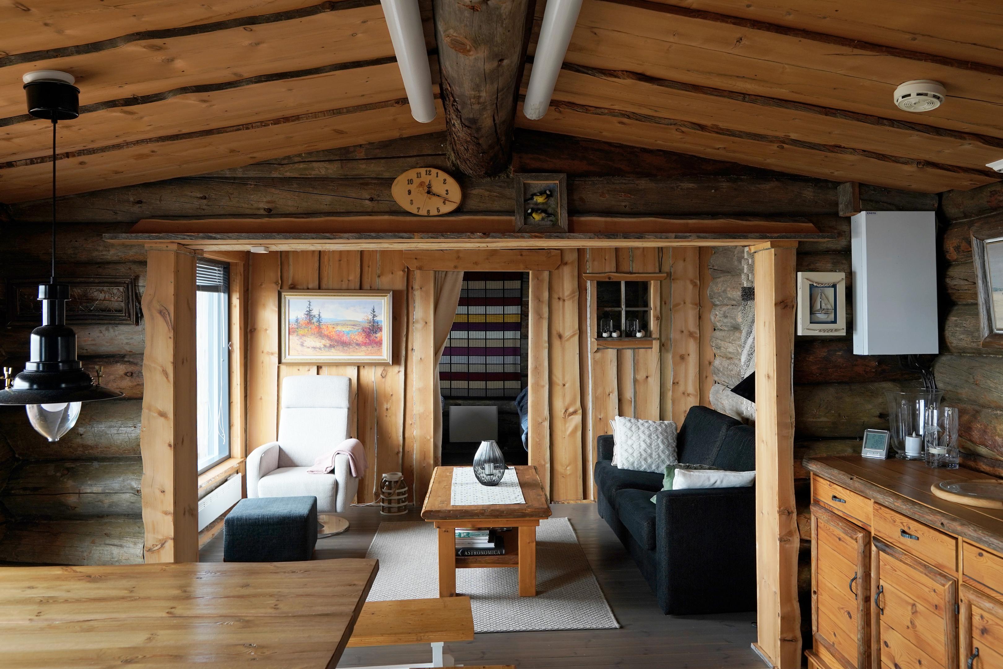 Keittiöstä tila jatkuu pieneen olohuoneeseen.