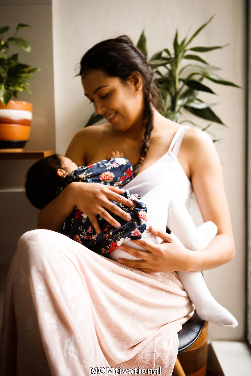 Mom breastfeediing - Featured in : Breastfeeding Tips For New Moms