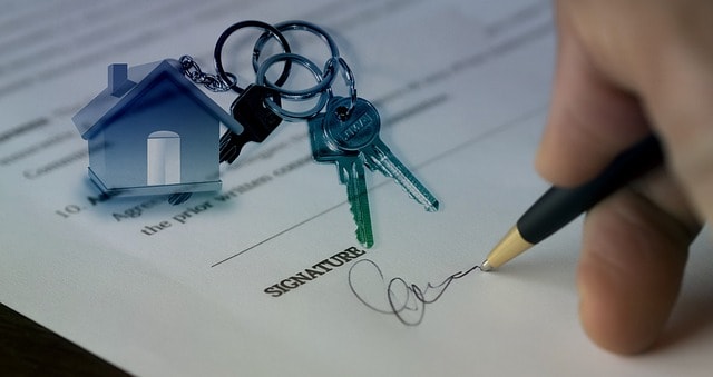 Signing the contract for selling a house