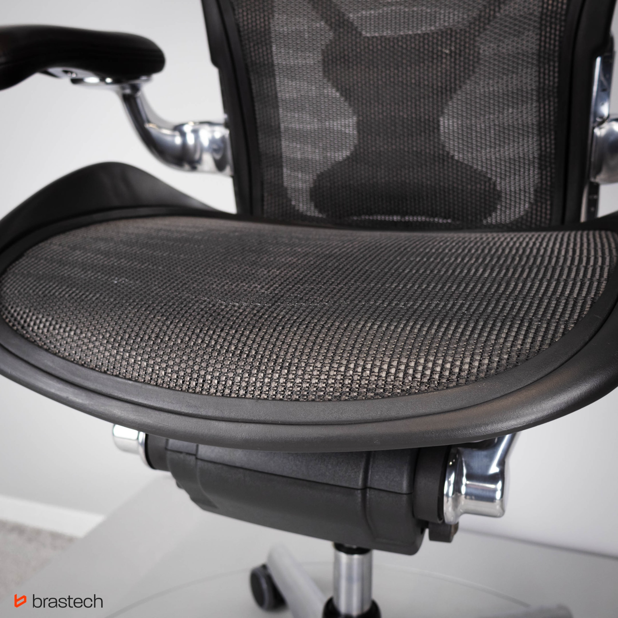 Fotel biurowy z siatką – co warto wiedzieć przed zakupem? 1 Siedzisko w fotelu Herman Miller Aeron z siatki. Źródło: Brastech
