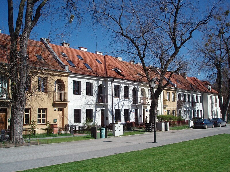 Malownicza okolica w Warszawie - Bielany. Źródło: https://commons.wikimedia.org/wiki/File:Warszawa_Bielany_plac_Konfederacji.JPG