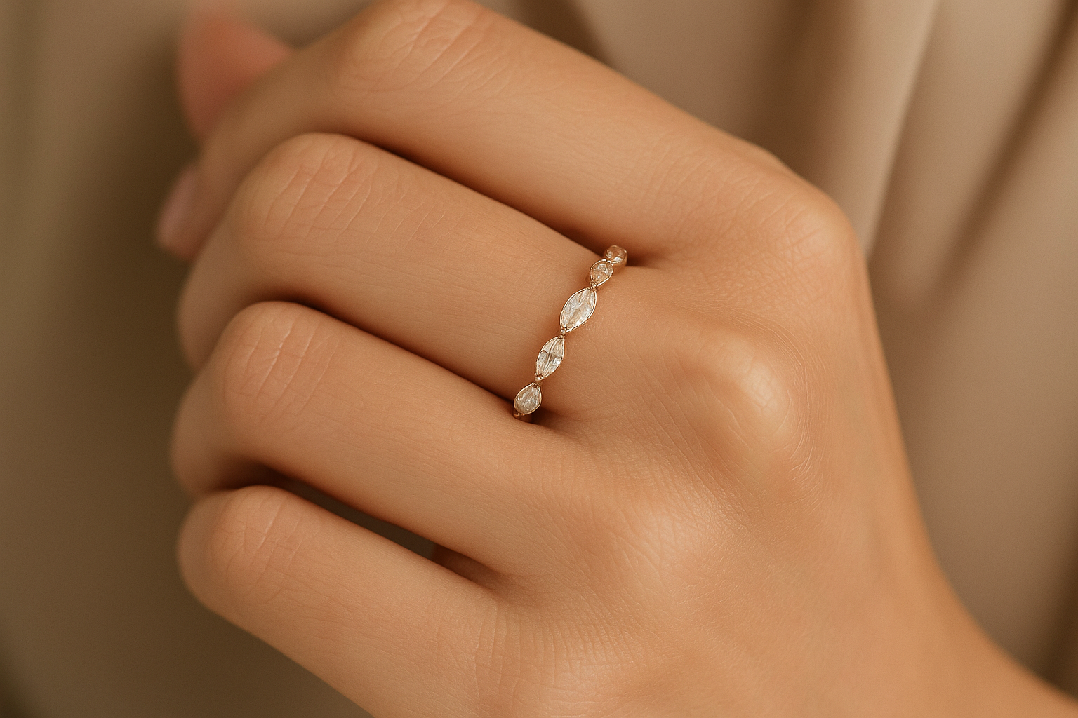 Rožinio aukso deimantinė juostelė su marquise formos deimantais ant stilingos moters bevardžio piršto