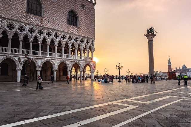 San Marco square, what you should not to in Venice: do not sit on the ground. In the pic: Doge's palace (Pixabay).