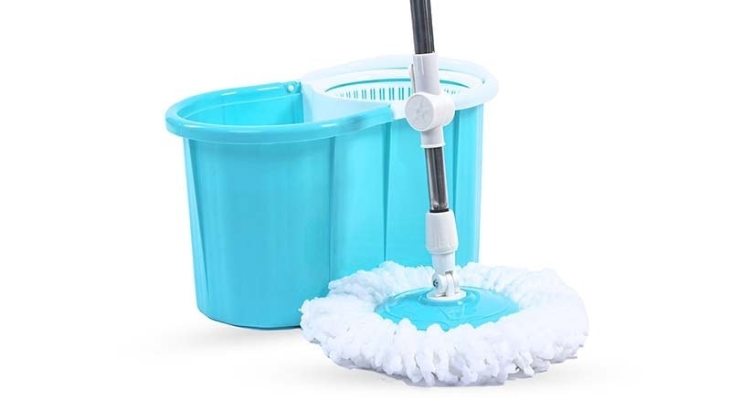 Spin mop with a dedicated mop bucket