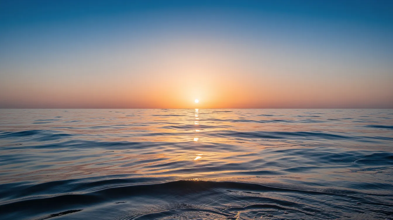 Ein weiter Ozean bei Sonnenuntergang, dessen goldenes Licht sich im Wasser spiegelt und einen offenen Horizont zeigt. Diese friedliche Szenerie erinnert an die Themen von Hoffnung und Freiheit, die in "Die Verurteilten – The Shawshank Redemption" zentral sind.