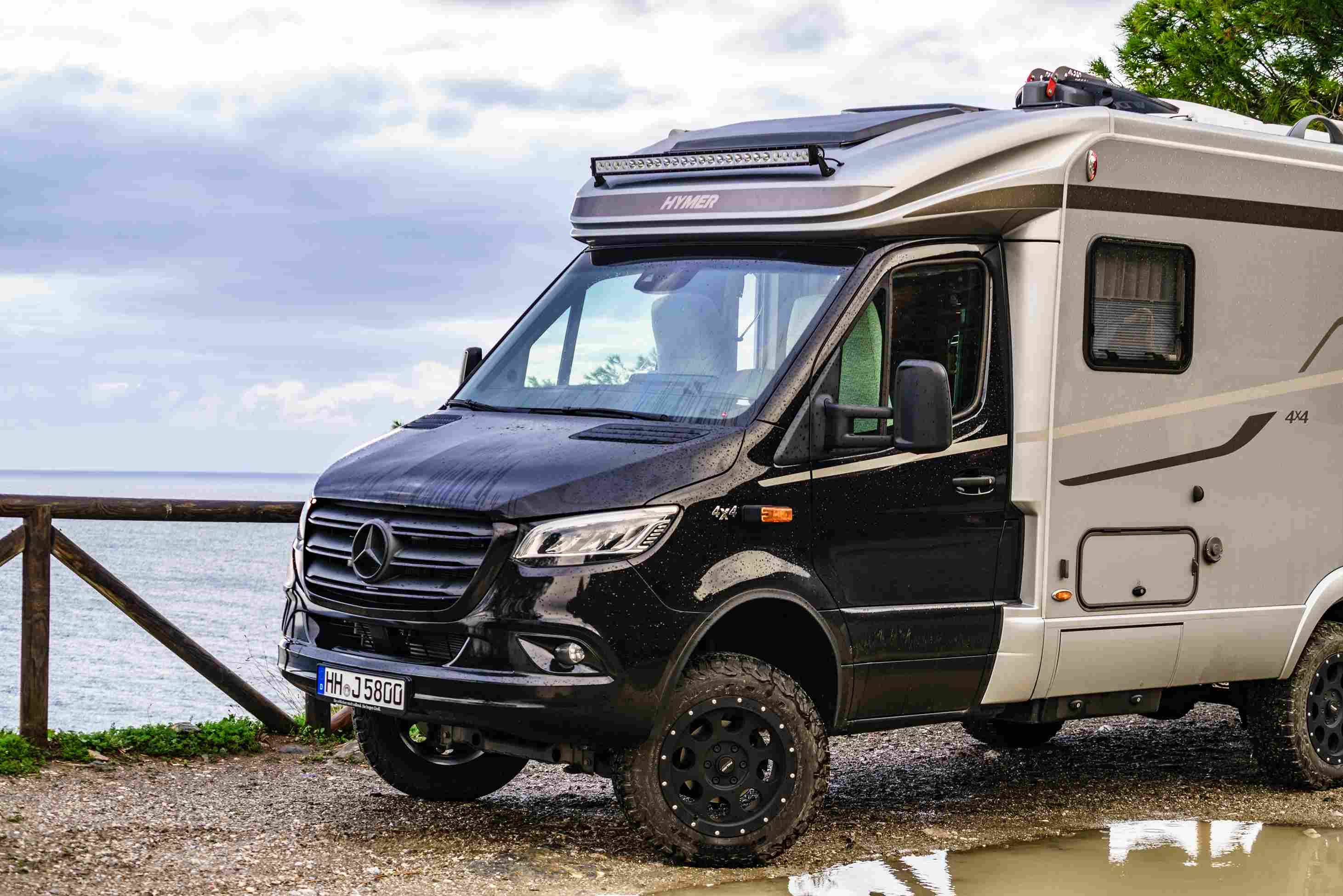 Kamper terenowy Hymer, jako podstawowy pojazd Mercedesa, z oponami 4x4 z napędem na wszystkie koła