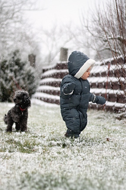 Małe dziecko zimą na spacerze