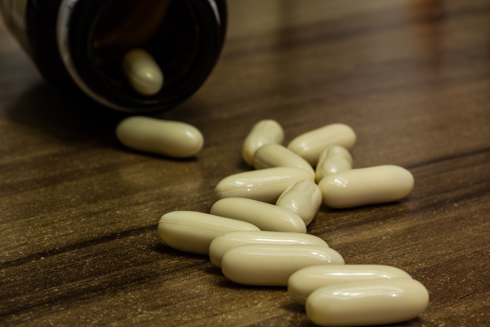 O medicamento pode ser encontrado em cápsulas, sendo encontrado na maioria das farmácias. Fonte da imagem: Freepik.