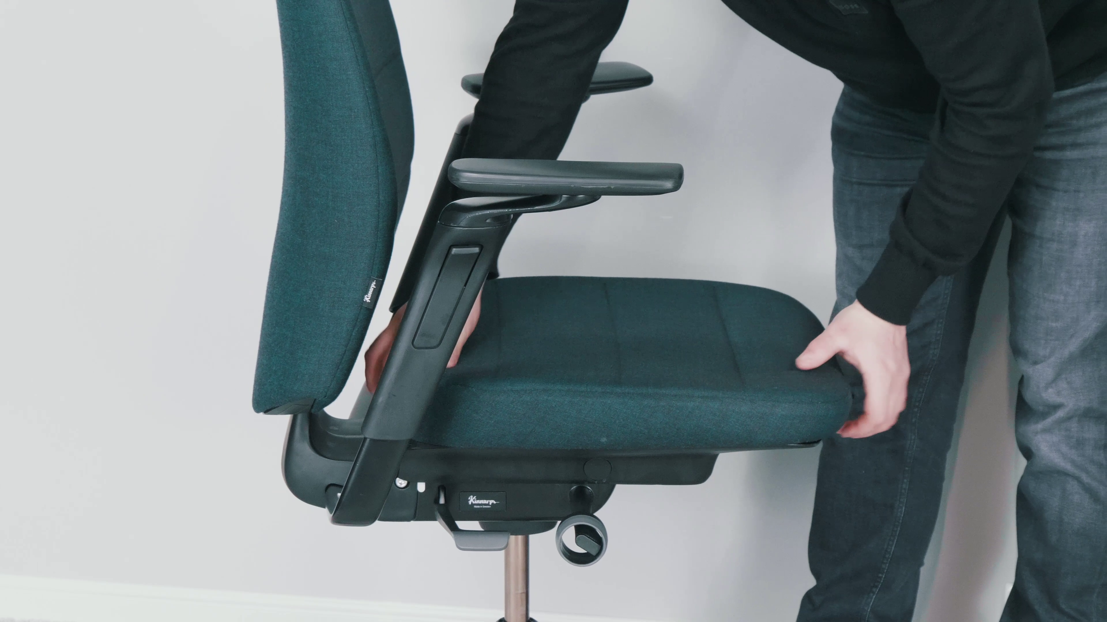 Kinnarps Capella – ergonomiczny fotel do biura, który zmienia sposób siedzenia 8 Regulacja Głębokości siedziska. Źródło: Brastech