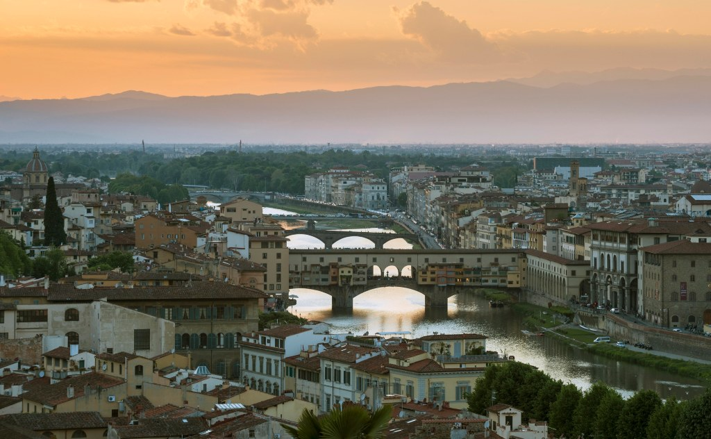 Sunset Florence: 7 Best spots to watch the magical Florence sunset 5 Photo of the Sunset view of Arno River and Ponte Vecchio from Piazzale Michelangelo
