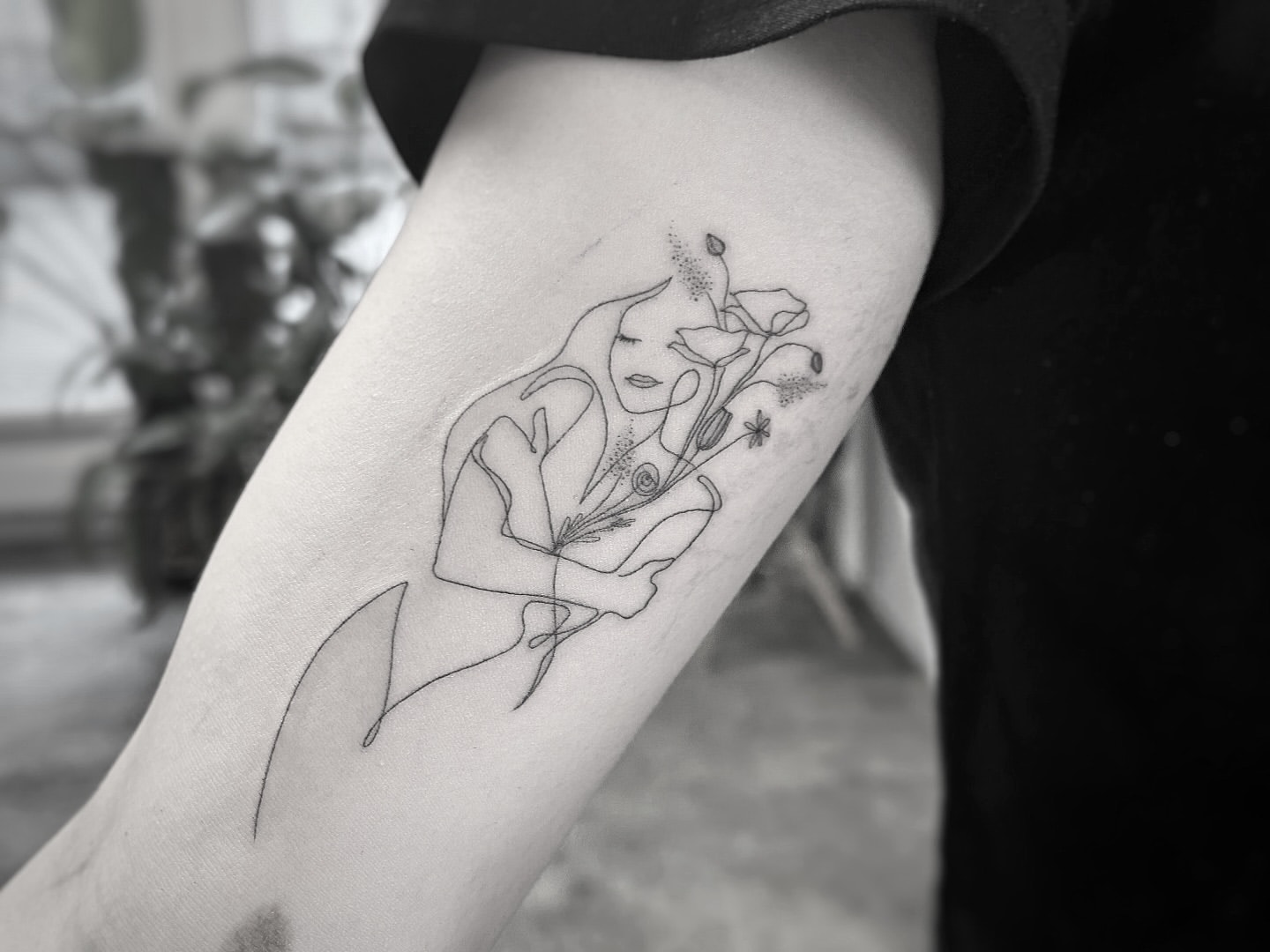 Blumenstrauss und Selbstliebe Tattoo auf dem Arm 