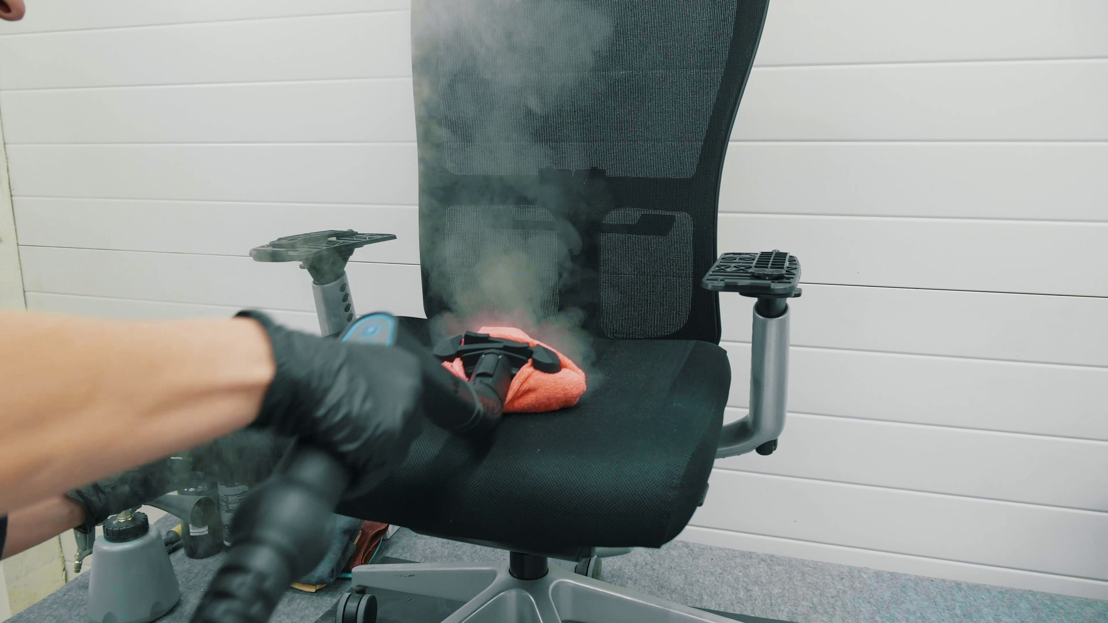 Czyszczenie fotela biurowego – kompletny poradnik Brastech 6 Czyszczenie parowe. Źródło: Brastech