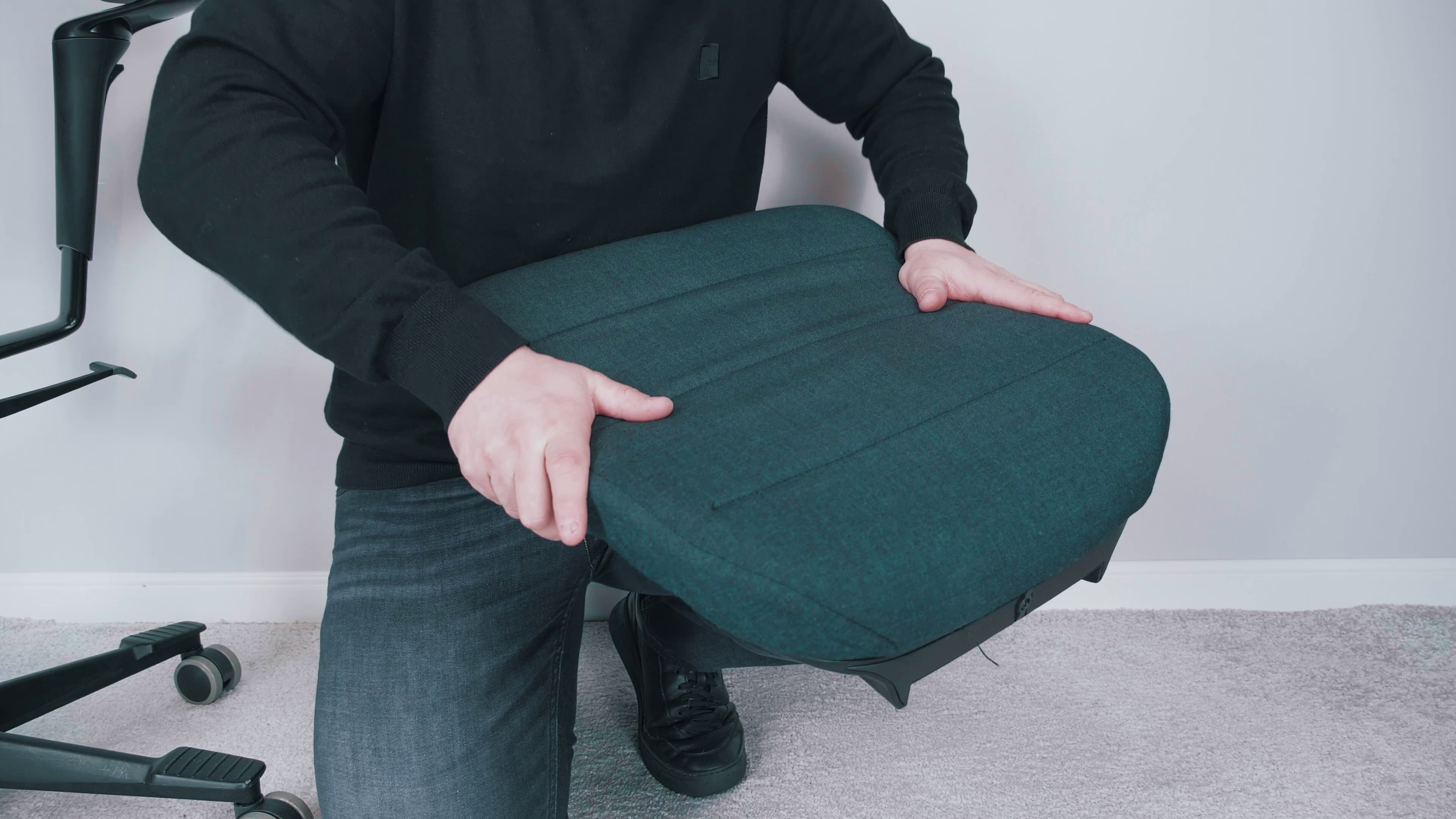 Jak dobrać fotel ergonomiczny w 6 krokach? Praktyczny przewodnik dla osób pracujących przy biurku 6 Siedzisko piankowe tapicerowane w fotelu biurowym. Źródło: Brastech